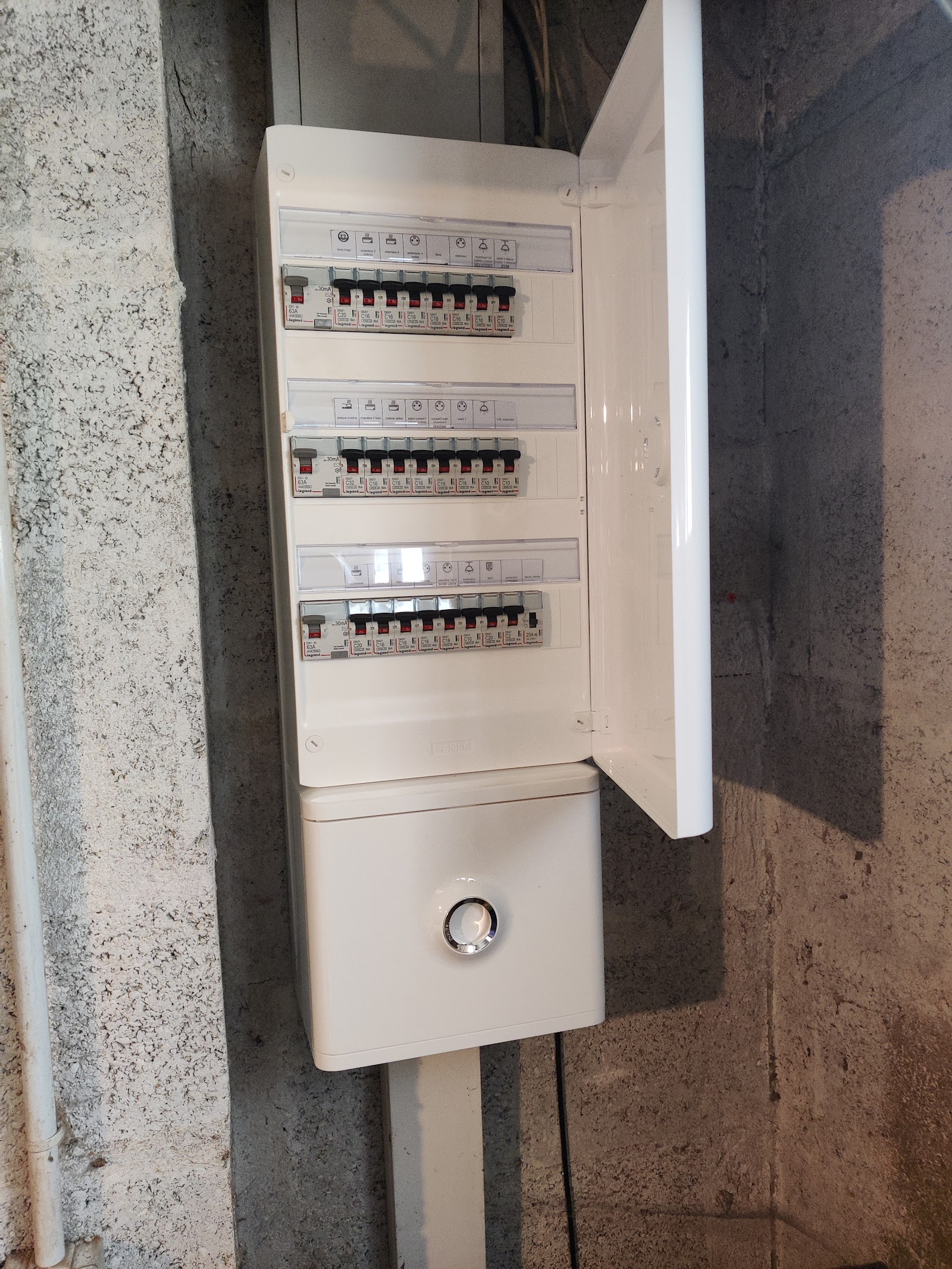 Câblage et éclairage LED installés sous charpente par R.A.I.D. Elec