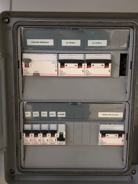 Tableau électrique triphasé remis aux normes, circuits identifiés